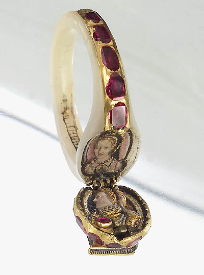 Der Chequers Ring, der Elizabeth I. und Anne Boleyn zeigt.