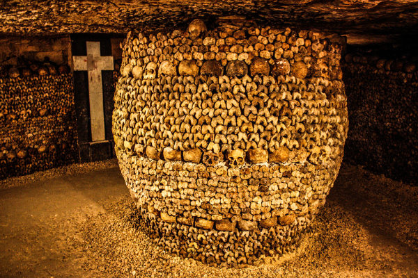 Kunstvoll arrangierte Gebeine in den Katakomben von Paris