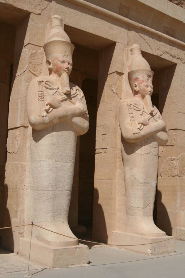 Osiris-Statuen Hatschepsuts in Deir-el-Bahari