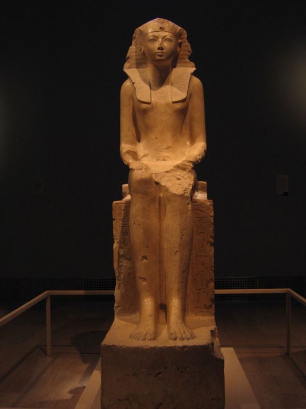 Sitzende Statue von Hatschepsut.
