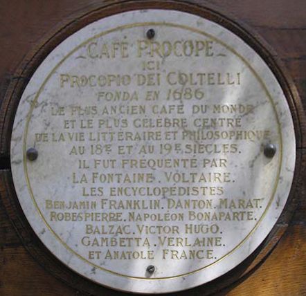 Tafel am Café Procope in Paris