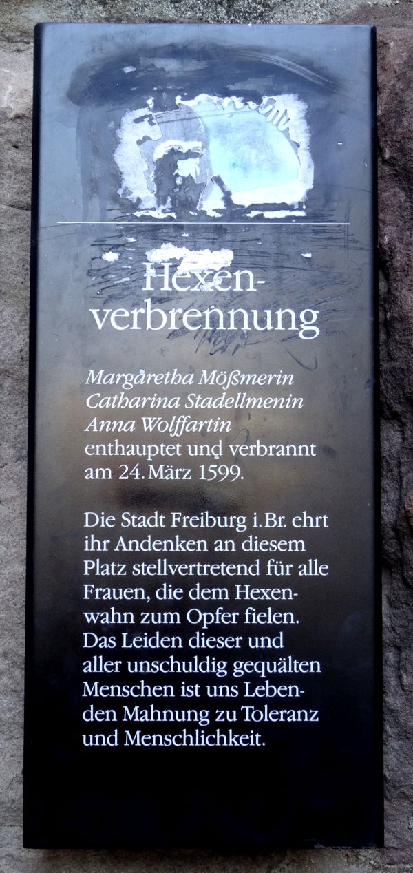 Gedenktafel für die Opfer der Hexenverfolgung am Martinstor in Freiburg.