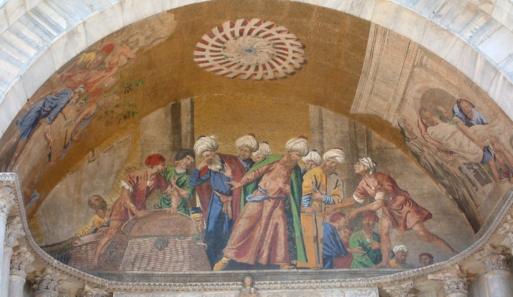 Mosaik am Markusdom in Venedig, welches den Diebstahl der Reliquie zeigt.
