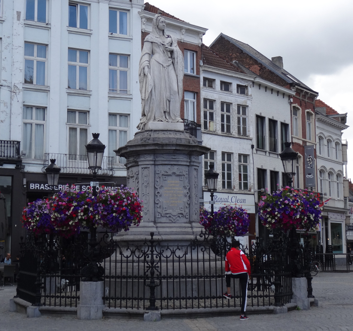 Statue von Margarete von Österreich in Mechelen, Belgien - weil der Damenfriede von ihr geschlossen wurde, wird sie bis heute gewürdigt.