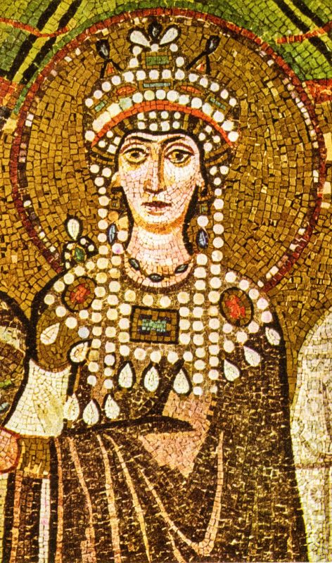 Mosaik der byzantinischen Kaiserin Theodora, die wertvollen Schmuck aus Perlen trägt.
