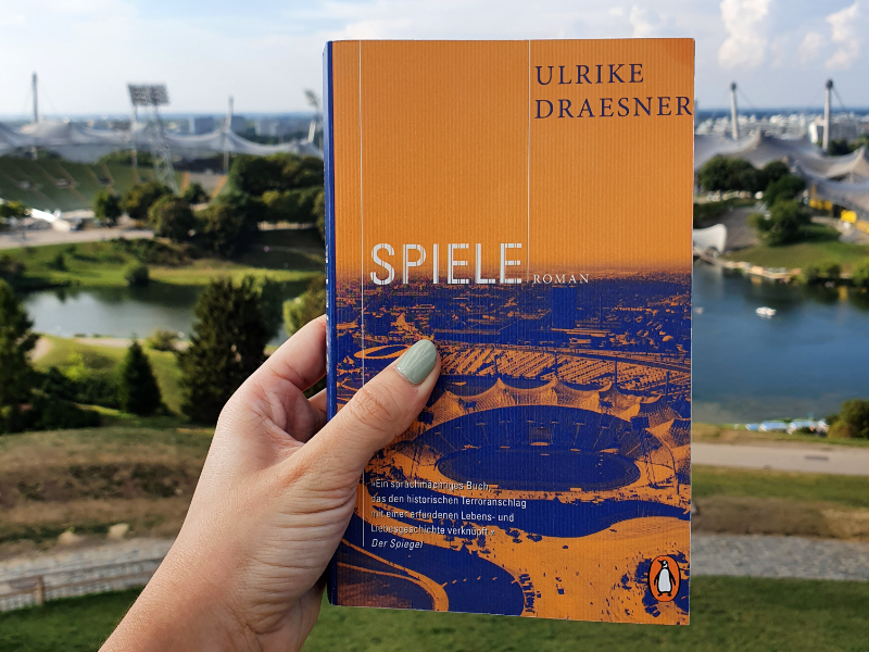 Der Roman "Spiele" von Ulrike Draesner vor dem Olympiarpark.